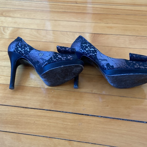 Stuart Weitzman Bowright Lace Pumps 6 - Picture 3 of 4